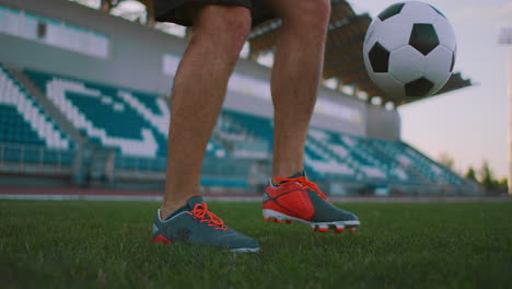 El-Jugador-De-Fútbol-Profesional-Está-Haciendo-Malabarismos-Con-Una-Pelota.-Socker-Un-Jugador-Con-Uniforme-De-Fútbol-Blanco-En-El-Estadio